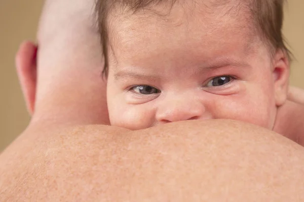 Precioso bebé recién nacido en la espalda de sus padres — Foto de Stock