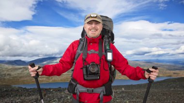 Kamera, Navigator ve trekking direkleri ile Mutlu sakallı turist 