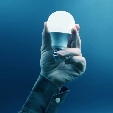 LED ışık karanlık bir arka plan üzerinde bir kişinin avuç dahil