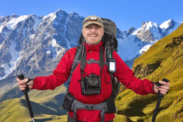 Turista barbudo feliz con cámara, navegador y bastones de trekking —  Fotos de Stock