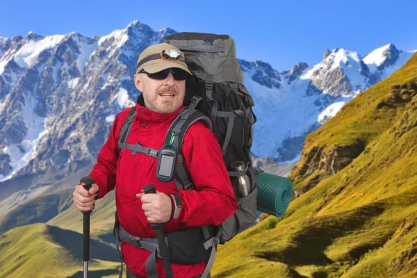 Happy Tourist med ryggsäck reser i höglandet — Stockfoto