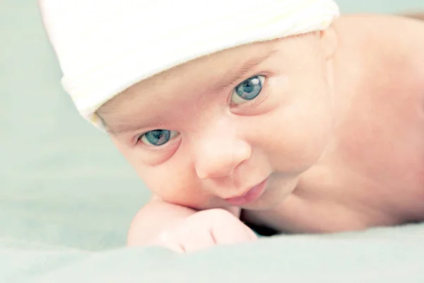 Retrato de un hermoso bebé recién nacido — Foto de Stock