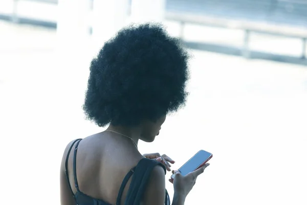 时尚和美丽的非洲女孩看着电话 — 图库照片