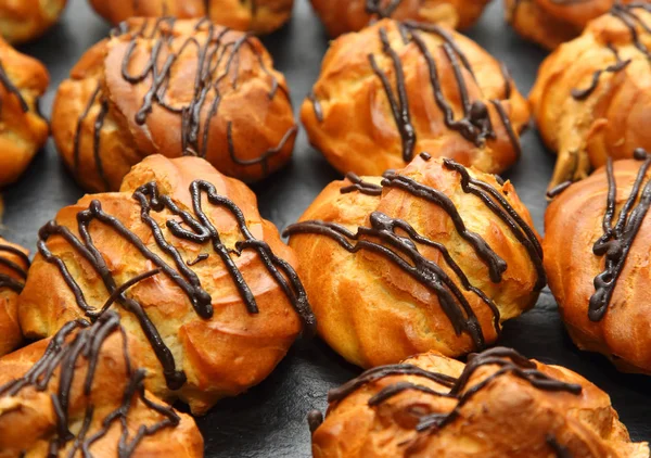 Deliciosos bolos eclairs sobre a mesa — Fotografia de Stock