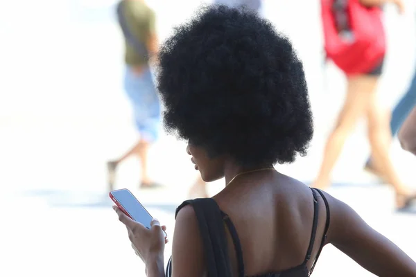 Fashionabla och vackra afrikansk flicka tittar på telefonen — Stockfoto