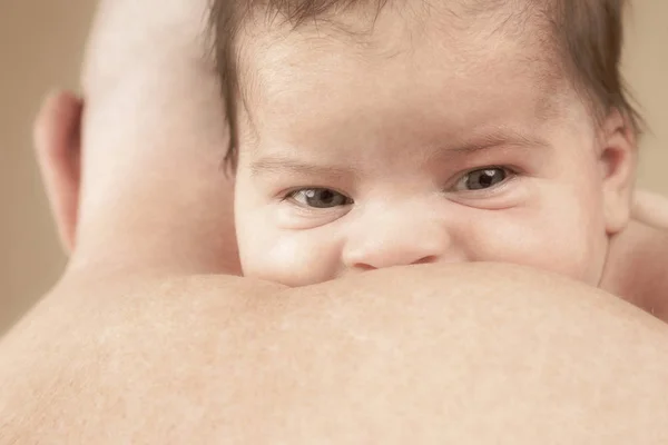Precioso bebé recién nacido en la espalda de sus padres — Foto de Stock