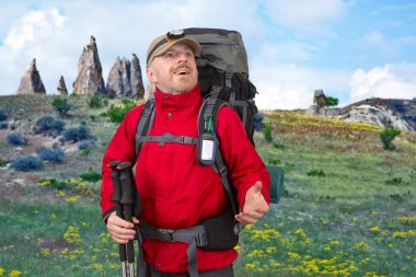 Sırt çantası ile Mutlu turist dağlık seyahat ediyor