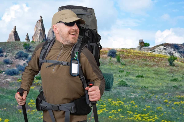 Счастливый турист с рюкзаком путешествует в высокогорье — стоковое фото