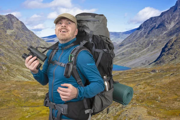 Lycklig man Traveler med kikare i hand på berg bakgrun — Stockfoto