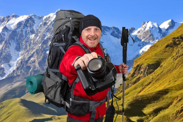 Szczęśliwy podróżnik z kamerą i kijki trekkingowe w dłoniach na — Zdjęcie stockowe