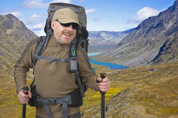 Счастливый турист с рюкзаком путешествует по высокогорью — стоковое фото
