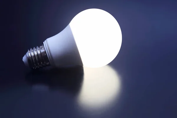 Moderna lampada a led è acceso su uno sfondo scuro — Foto Stock