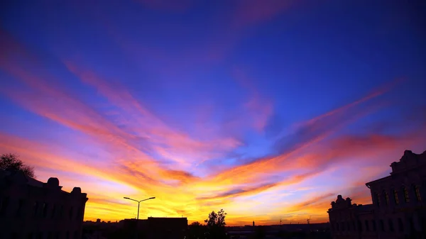 Sonnenuntergang vor dem Hintergrund städtischer Gebäude — Stockfoto