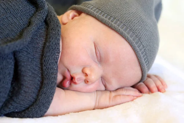 Retrato de un bebé recién nacido dormido de cerca — Foto de Stock