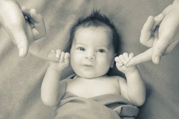 Bebé recién nacido feliz cogido de la mano de sus padres — Foto de Stock
