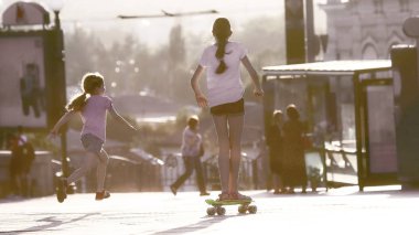 iki kız aktif sürme ve stree içine çalışan