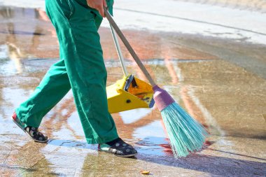 Kapıcı düşen yapraklar şehirden kaldırım temizler