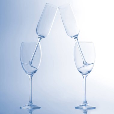 Açık mavi renkli dört boş şarap cam