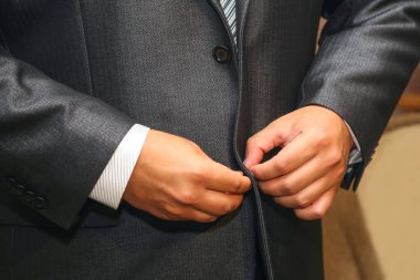 Damat takım elbise düğmelerinde kadar düğmelerini