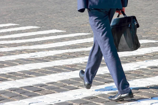 Business man loopt op een voetgangers kruising. Doel en succes — Stockfoto