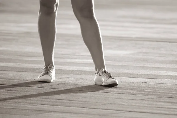 运动女孩的腿在运动鞋 — 图库照片