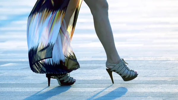 Caminar piernas de las mujeres en la luz del sol contraluz — Foto de Stock