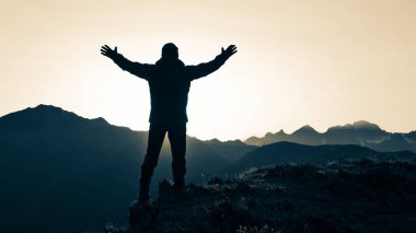 silah ile turistik dağ üzerinde duran şafakta kaldırdı.