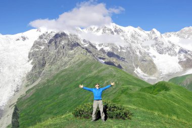 karlı mounta arka planda duran kaldırdı elleri ile adam