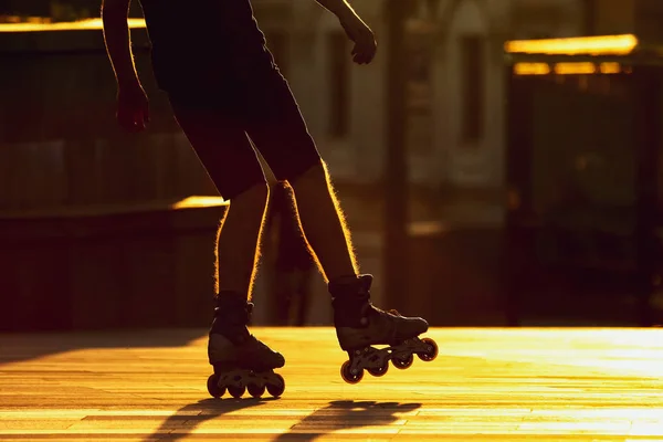 Paires de jambes silhouette sur patins à roulettes. sports et loisirs — Photo