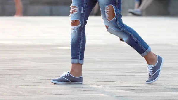 Um homem ambulante de jeans rasgados. moda moderna e estilo em roupas — Fotografia de Stock
