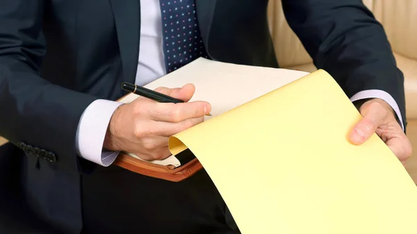 Hombre de negocios exitoso dedicado a los documentos comerciales closeu — Foto de Stock