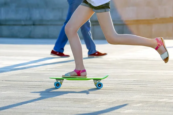 Pies niñas skateboarding en la ciudad — Foto de Stock