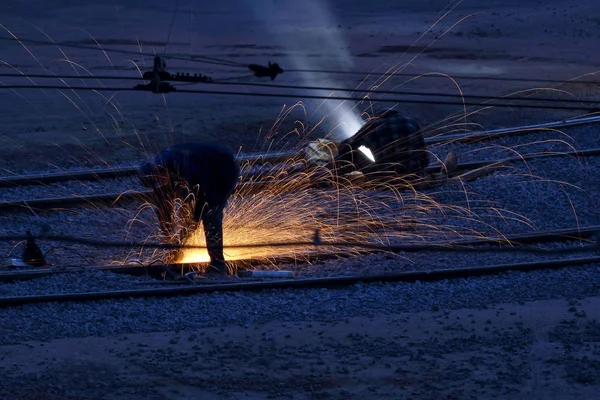Trabalhadores soldadores reparar trilhos de metal — Fotografia de Stock