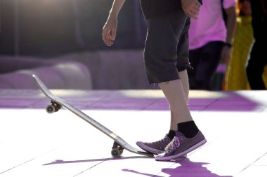 Gençler bir kaykay sürme