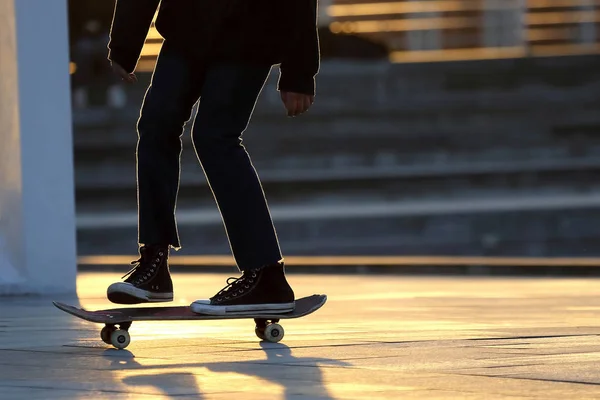 Mladí lidé jezdí na skateboardu — Stock fotografie