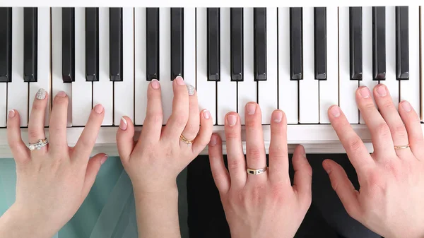 Hände der Braut und des Bräutigams am Piano — Stockfoto