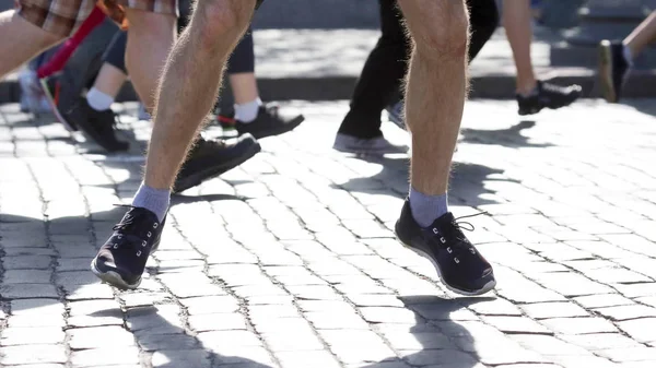 Ноги бігають спортсмени на трасі — стокове фото