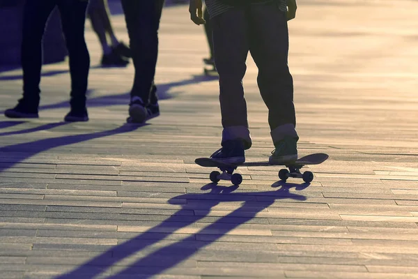 Pés adolescente skate na cidade — Fotografia de Stock