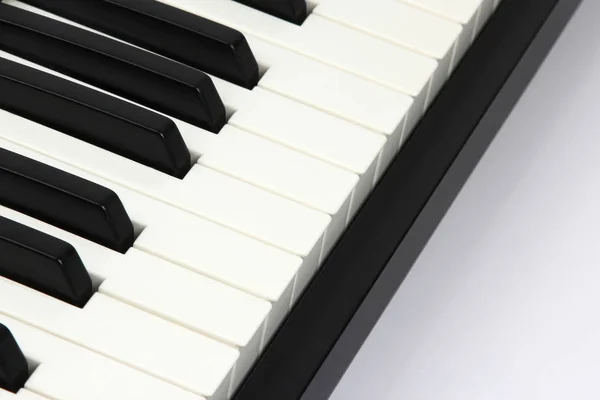 Die Klaviertasten Nahaufnahme auf weißem Hintergrund. klassische Musi — Stockfoto