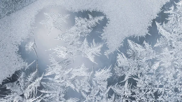Унікальні льодові візерунки на віконному склі. креативність сезонного нату — стокове фото