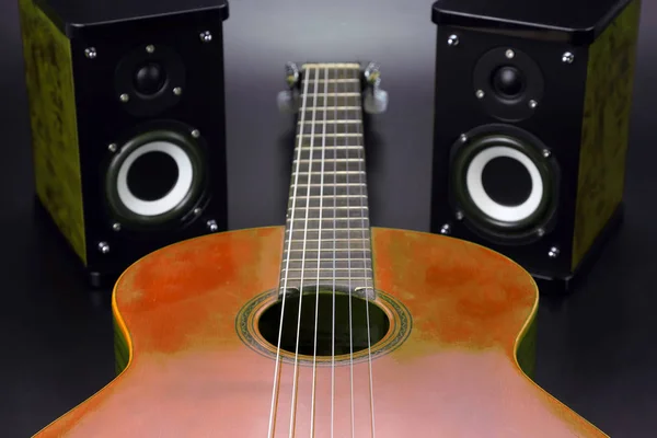Два стереодинамика и классическая акустическая гитара — стоковое фото