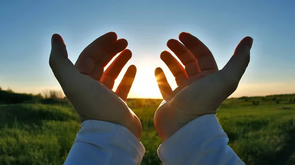Alzato le mani sullo sfondo del tramonto — Foto Stock