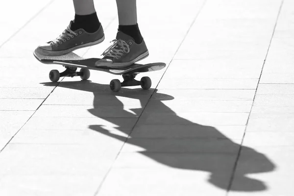 Молодь катається на скейтборді — стокове фото
