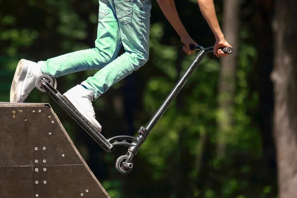 Подросток катается на скутере со специальными горками — стоковое фото