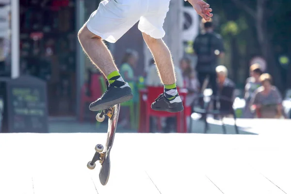 Saltare un giovane su uno skateboard — Foto Stock