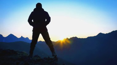 dağ yüzünde sunrise ayakta adam silüeti