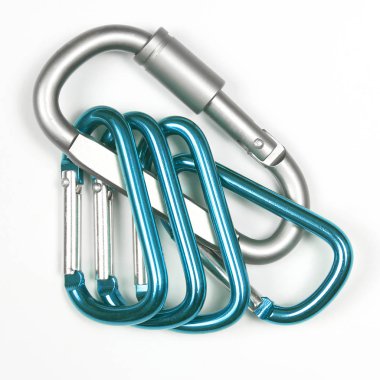 Alüminyum karabinalar çok birbirine bağlı