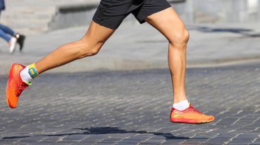 sporcular maraton kaldırımda çalıştırın.