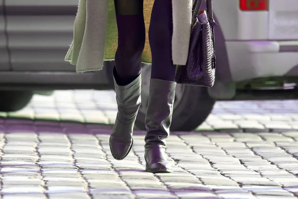 People cross the road in front of the car — Stock Photo, Image