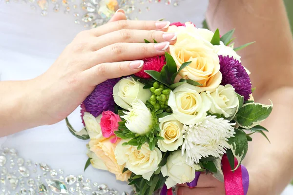 Bruid houden bruiloft boeket close-up — Stockfoto